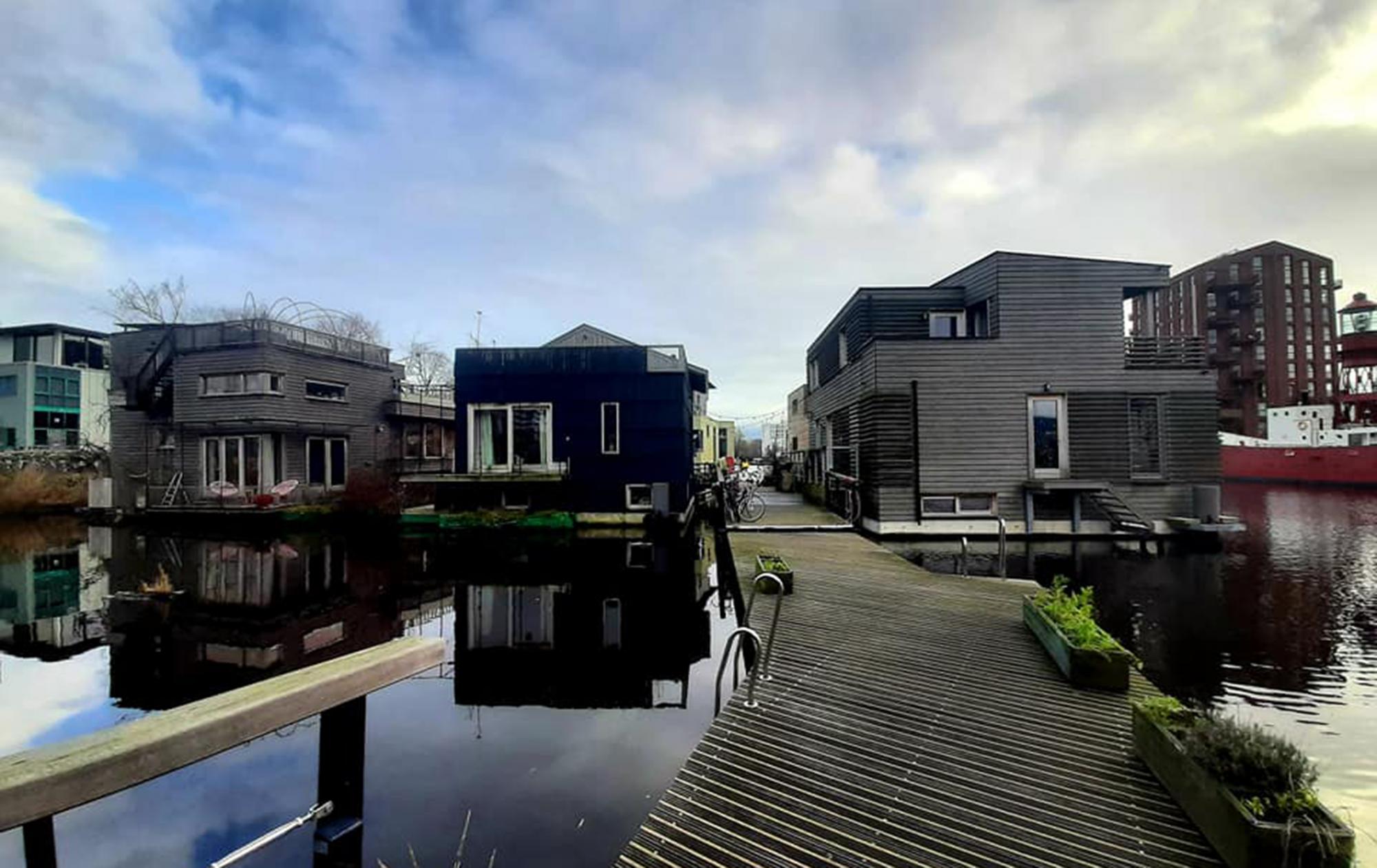 Плавучие дома в больших городах. Почему в Амстердаме так популярны новые кварталы на воде